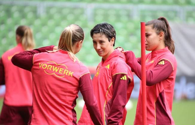 28 05 2025, xgrfx, Football DFB Media Dates, German Womens National Team Training f l Klara Bühl, Sara Doorsoun, Lena Oberdorf German Womens National Team DFL DFB REGULATIONS PROHIBIT ANY USE OF PHOTOGRAPHS as IMAGE SEQUENCES and or QUASI VIDEO Bremen
