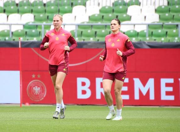 28 05 2025, xgrfx, Football DFB Media Dates, German Womens National Team Training v l Rebecca Knakk, Giovanna Hoffmann German Womens National Team DFL DFB REGULATIONS PROHIBIT ANY USE OF PHOTOGRAPHS as IMAGE SEQUENCES and or QUASI VIDEO Bremen