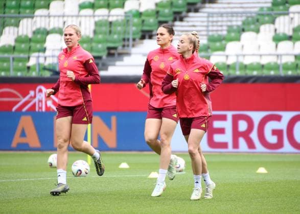 28 05 2025, xgrfx, Football DFB Media Dates, German Womens National Team Training v l Rebecca Knaak, Giovanna Hoffmann, Giulia Gwinn German Womens National Team DFL DFB REGULATIONS PROHIBIT ANY USE OF PHOTOGRAPHS as IMAGE SEQUENCES and or QUASI VIDEO Bremen