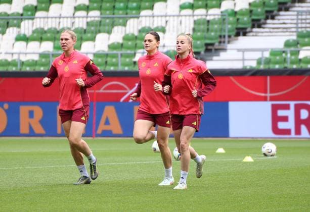 28 05 2025, xgrfx, Football DFB Media Dates, German Womens National Team Training v l Rebecca Knaak, Giovanna Hoffmann, Giulia Gwinn German Womens National Team DFL DFB REGULATIONS PROHIBIT ANY USE OF PHOTOGRAPHS as IMAGE SEQUENCES and or QUASI VIDEO Bremen