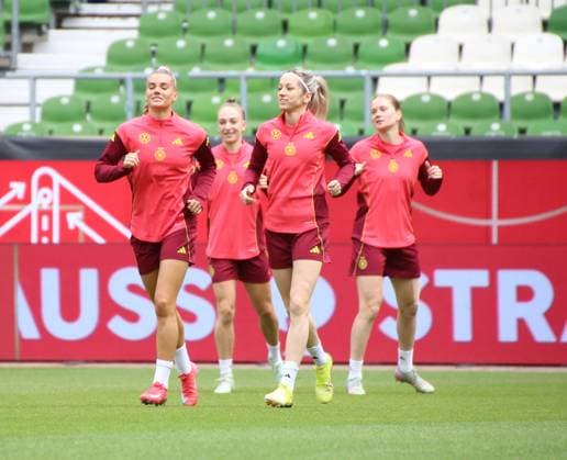 28 05 2025, xgrfx, Fußball DFB Medientermine, Deutsche Frauennationalmannschaft Training f l Selina Cerci, Sophia Kleinherne, Kathrin Hendrich, Giovanna Hoffmann Deutsche Frauennationalmannschaft DFL DFB REGULATIONS PROHIBIT ANY USE OF PHOTOGRAPHS as IMAGE SEQUENCES and or QUASI VIDEO Bremen