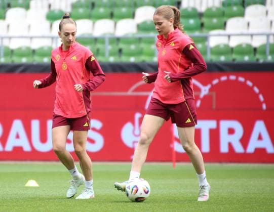 28 05 2025, xgrfx, Football DFB Media Dates, German Womens National Team Training v l Sophia Kleinherne, Sjoeke Nüsken German Womens National Team DFL DFB REGULATIONS PROHIBIT ANY USE OF PHOTOGRAPHS as IMAGE SEQUENCES and or QUASI VIDEO Bremen