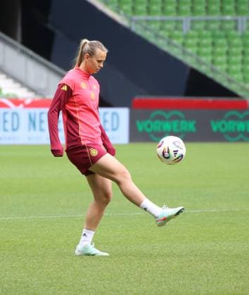 28 05 2025, xgrfx, Football DFB Media Dates, German Womens National Team Training v l Klara Bühl German Womens National Team DFL DFB REGULATIONS PROHIBIT ANY USE OF PHOTOGRAPHS as IMAGE SEQUENCES and or QUASI VIDEO Bremen