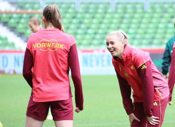28 05 2025, xgrfx, Football DFB Media Dates, German Womens National Team Training v l Jule Brand, Laura Freigang German Womens National Team DFL DFB REGULATIONS PROHIBIT ANY USE OF PHOTOGRAPHS as IMAGE SEQUENCES and or QUASI VIDEO Bremen