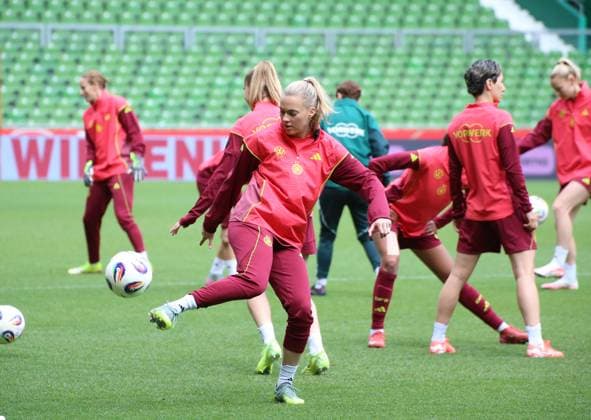 28 05 2025, xgrfx, Football DFB Media Dates, German Womens National Team Training v l Laura Freigang German Womens National Team DFL DFB REGULATIONS PROHIBIT ANY USE OF PHOTOGRAPHS as IMAGE SEQUENCES and or QUASI VIDEO Bremen