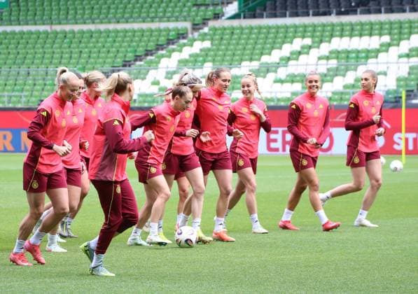 28 05 2025, xgrfx, Football DFB media dates, German womens national team training v l The German womens national team trains in Bremens Weser Stadium German womens national team DFL DFB REGULATIONS PROHIBIT ANY USE OF PHOTOGRAPHS as IMAGE SEQUENCES and or QUASI VIDEO Bremen