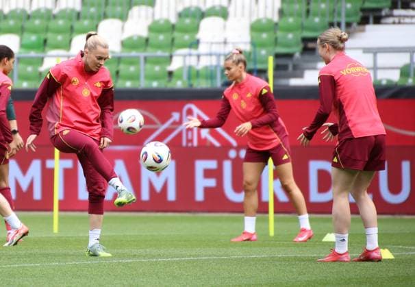 28 05 2025, xgrfx, Football DFB Media Dates, German Womens National Team Training v l Laura Freigang, Franziska Kett German Womens National Team DFL DFB REGULATIONS PROHIBIT ANY USE OF PHOTOGRAPHS as IMAGE SEQUENCES and or QUASI VIDEO Bremen