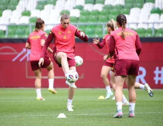 28 05 2025, xgrfx, Football DFB Media Dates, German Womens National Team Training v l Jule Brand, Sara Däbritz German Womens National Team DFL DFB REGULATIONS PROHIBIT ANY USE OF PHOTOGRAPHS as IMAGE SEQUENCES and or QUASI VIDEO Bremen