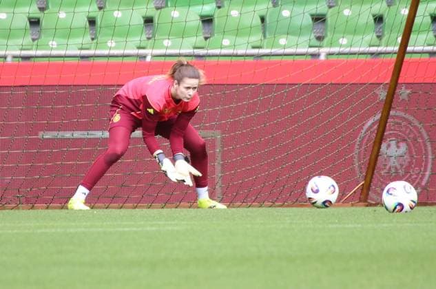 28 05 2025, xgrfx, Football DFB Media Dates, German Womens National Team Training v l Stina Johannes German Womens National Team DFL DFB REGULATIONS PROHIBIT ANY USE OF PHOTOGRAPHS as IMAGE SEQUENCES and or QUASI VIDEO Bremen