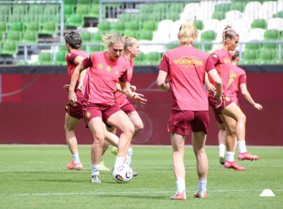 28 05 2025, xgrfx, Football DFB Media Dates, German Womens National Team Training v l Rebecca Knaak, Sarai Linder German Womens National Team DFL DFB REGULATIONS PROHIBIT ANY USE OF PHOTOGRAPHS as IMAGE SEQUENCES and or QUASI VIDEO Bremen