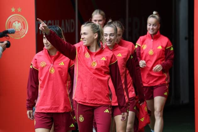 Bremen, Germany 28 May 2025 Soccer women national team training 28 05 2025 In the picture from left Sara Doorsoun Germany and Laura Freigang Germany with their teammates during training in Bremen DFB regulations prohibit any use of photographs as image sequences and or quasi video Training ground Werder Bremen Bremen Copyright: xFotostandx xFantinix