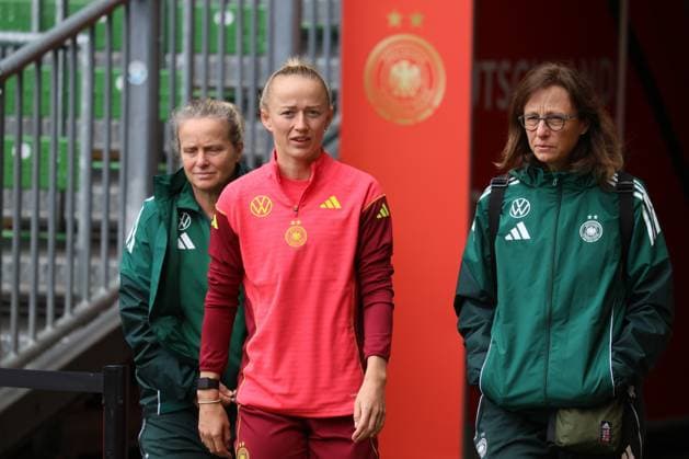 Bremen, Germany 28 May 2025 Soccer Women National Team Training 28 05 2025 In the picture from left the second Lea Schüller Schueller Germany DFB regulations prohibit any use of photographs as image sequences and or quasi video Training ground Werder Bremen Bremen Copyright: xFotostandx xFantinix