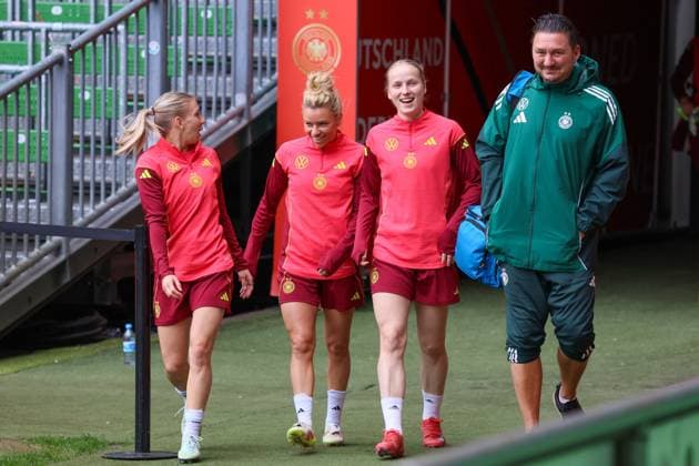Bremen, Germany 28 May 2025 Soccer Women National Team Training 28 05 2025 In the picture from left Elisa Senß Senss Germany , Linda Dallmann Germany and Franziska Kett Germany DFB regulations prohibit any use of photographs as image sequences and or quasi video Training ground Werder Bremen Bremen Copyright: xFotostandx xFantinix