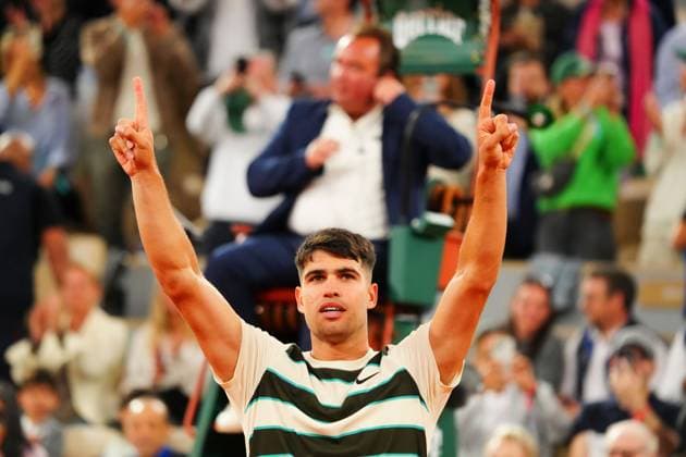 Sport Bilder des Tages Carlos Alcaraz celebrates his second round win French Open Tennis, Day Four, Tennis, Roland Garros, Paris, France - 28 May 2025 EDITORIAL USE ONLY No use with unauthorised audio, video, data, fixture lists, club league logos or live services. Online in-match use limited to 120 images, no video emulation. No use in betting, games or single club league player publications.  Copyright: xJavierxGarcia Shutterstockx 15323219am