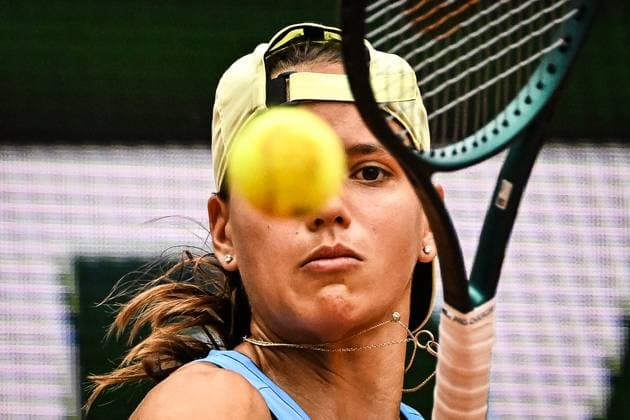 Sport Bilder des Tages May 28, 2025, Paris, France, France: EMILIANA ARANGO of Colombia in action against Q. Zheng of China during the fourth day of THE WTA, Tennis Damen French Open 2025, Grand Slam tennis tournament at Roland-Garros Stadium in Paris, France. Zheng won 6:2, 6:3. Paris France - ZUMAm308 20250528_zsp_m308_008 Copyright: xMatthieuxMirvillex