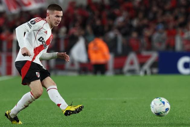 Argentina™s River Plate forward Franco Mastantuono shoots the ball during the Copa Libertadores group stage football match against Peru™s Universitario, at MAS Monumental stadium in Buenos Aires, on May 27, 2025 BUENOS AIRES ARGENTINA Copyright: xALEJANDROxPAGNIx