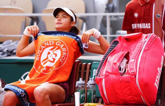 Sport Bilder des Tages Emma Raducanu reacts French Open Tennis, Day Four, Tennis, Roland Garros, Paris, France - 28 May 2025 EDITORIAL USE ONLY No use with unauthorised audio, video, data, fixture lists, club league logos or live services. Online in-match use limited to 120 images, no video emulation. No use in betting, games or single club league player publications.  Copyright: xJavierxGarcia Shutterstockx 15323219bq