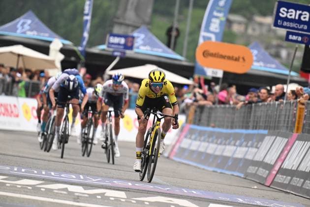 28-05-2025 Giro D italia; Tappa 17 San Michele All adige - Bormio; 2025, Visma - Lease A Bike; Yates, Simon; Bormio; 