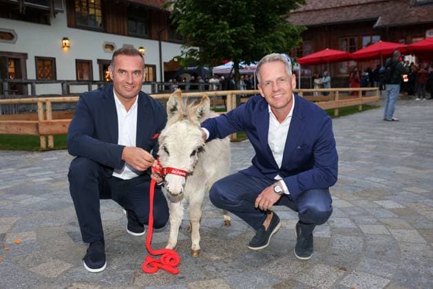 GOLF - Austrian Alpine Open HENNDORF,AUSTRIA,28.MAY.25 - GOLF - DP World Tour, Austrian Alpine Open Night, Golfclub Gut Altentann. Image shows Dieter Ehrengruber (Gut Eiderbichl) and Luke Donald (GBR).  GEPAxpictures xMathiasxMandl