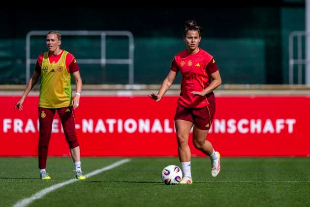 26 05 2025 Training of the German womens national soccer team in Bremen Germanys Lena Oberdorf runs with the ball on her foot Copyright: xDavidxInderliedx