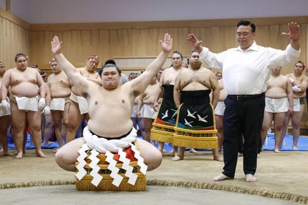 Sport Themen der Woche KW22 Bilder des Jahres 2025, Sport 05 Mai Sumo: Yokozuna Onosato wears new rope belt New sumo grand champion Onosato practices a ring-entering ritual at his Nishonoseki stable in Ami in Ibaraki Prefecture, eastern Japan, on May 29, 2025, as he wears a new rope belt following his promotion to sumo s highest rank of yokozuna the previous day.  A14AA0004606284P