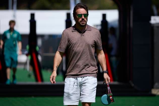 F1 Grand Prix of Spain - Previews Fernando Alonso of Spain and Aston Martin Aramco F1 Team arrives in the Paddock during previews ahead of the F1 Grand Prix of Spain at Circuit de Barcelona-Catalunya on May 29, 2025, in Barcelona, Spain. Barcelona Circuit de Barcelona-Catalunya Catalunya Spain RL_F1GPESP2025_000036 Copyright: xRicardoxLarreinax