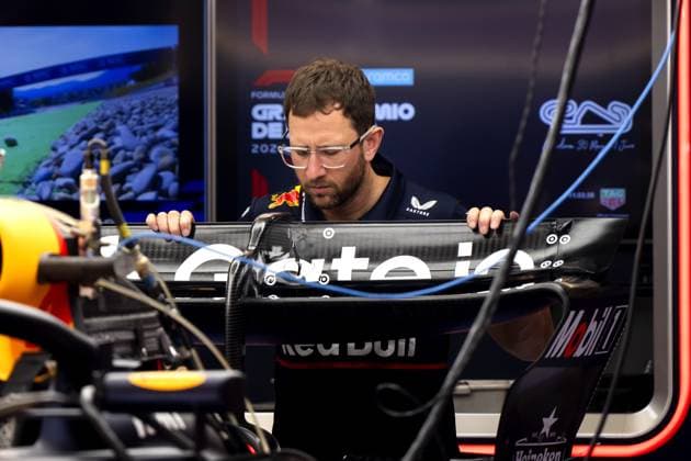 BARCELONA - A mechanic at work on Max Verstappen s (Red Bull Racing) car at the Circuit de Barcelona-Catalunya ahead of the Spanish Grand Prix. ANP SANDER KING xVIxANPxSportx xxANPxIVx 528948682 originalFilename: 528948682.jpg