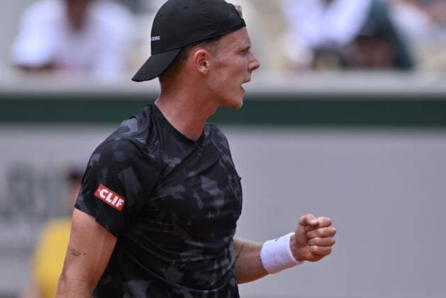 2025 Roland-Garros - Day 5 PARIS, FRANCE - MAY 29: Alexander Zverev of Germany (not seen) in action against Jesper de Jong of the Netherlands during the Men s Singles Second Round match on day five of the 2025 Roland-Garros at Court Simonne-Mathieu in Paris, France on May 29, 2025. Burak Akbulut Anadolu Paris France. Editorial use only. Please get in touch for any other usage.  Copyright: x2025xAnadoluxBurakxAkbulutx