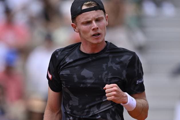 2025 Roland-Garros - Day 5 PARIS, FRANCE - MAY 29: Alexander Zverev of Germany (not seen) in action against Jesper de Jong of the Netherlands during the Men s Singles Second Round match on day five of the 2025 Roland-Garros at Court Simonne-Mathieu in Paris, France on May 29, 2025. Burak Akbulut Anadolu Paris France. Editorial use only. Please get in touch for any other usage.  Copyright: x2025xAnadoluxBurakxAkbulutx