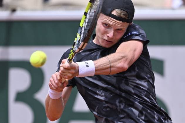 2025 Roland-Garros - Day 5 PARIS, FRANCE - MAY 29: Alexander Zverev of Germany (not seen) in action against Jesper de Jong of the Netherlands during the Men s Singles Second Round match on day five of the 2025 French Open at Court Simonne-Mathieu in Paris, France on May 29, 2025. Burak Akbulut Anadolu Paris France. Editorial use only. Please get in touch for any other usage.  Copyright: x2025xAnadoluxBurakxAkbulutx
