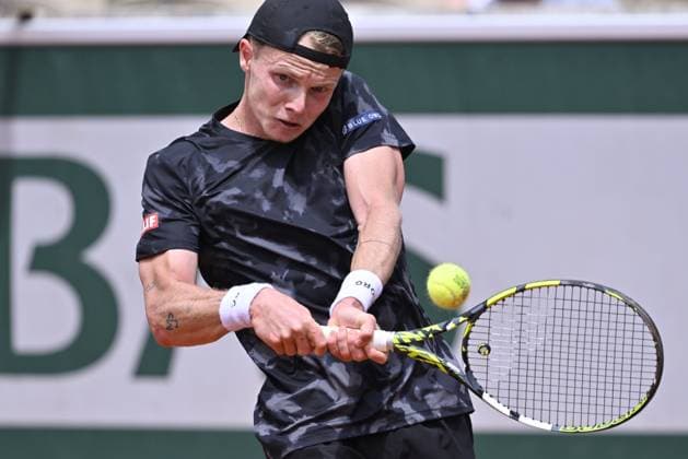 2025 Roland-Garros - Day 5 PARIS, FRANCE - MAY 29: Alexander Zverev of Germany (not seen) in action against Jesper de Jong of the Netherlands during the Men s Singles Second Round match on day five of the 2025 French Open at Court Simonne-Mathieu in Paris, France on May 29, 2025. Burak Akbulut Anadolu Paris France. Editorial use only. Please get in touch for any other usage.  Copyright: x2025xAnadoluxBurakxAkbulutx