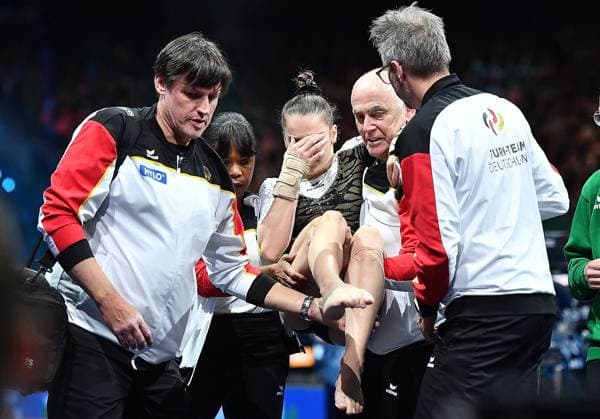 Sport Themen der Woche KW22 Bilder des Jahres 2025, Sport 05 Mai Turnen, EM in Leipzig, Helen Kevric nach Sturz im Krankenhaus 29.05.2025, xhbx, Turnen Turn EM 2025 Mehrkampffinale Frauen, v.l. Helen Kevric (Deutschland) verletzt, Verletzung beim Sprung (DFL DFB REGULATIONS PROHIBIT ANY USE OF PHOTOGRAPHS as IMAGE SEQUENCES and or QUASI-VIDEO) Leipzig *** 29 05 2025, xhbx, Gymnastics European Championship 2025 all-around final women, v l Helen Kevric Germany injured, injury on vault DFL DFB REGULATIONS PROHIBIT ANY USE OF PHOTOGRAPHS as IMAGE SEQUENCES and or QUASI VIDEO Leipzig