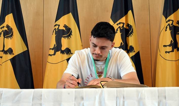 25 05 25 VfB Stuttgart City Hall reception DFB Cup victory Germany, Stuttgart, 25 05 2025, Football, Bundesliga, City Hall reception DFB Cup victory Fabian Rieder entry in the citys Golden Book