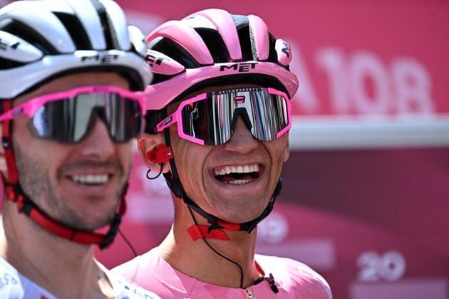 May 29, 2025, Morbegno, ITALY: Mexican rider Isaac Del Toro Romero of Uae Team Emirates Xrg wearing the overall leader s pink jersey, on the signing in podium ahead the departure 18th stage of the 108 Giro d Italia 2025, cycling race over 144 km from Morbegno to Cesano Maderno, 29 May 2025. ANSA LUCA ZENNARO. Giro D Italia Cycling Tour - Stage 18  - ZUMAa110 20250529_zaf_a110_036 Copyright: xLucaxZennarox
