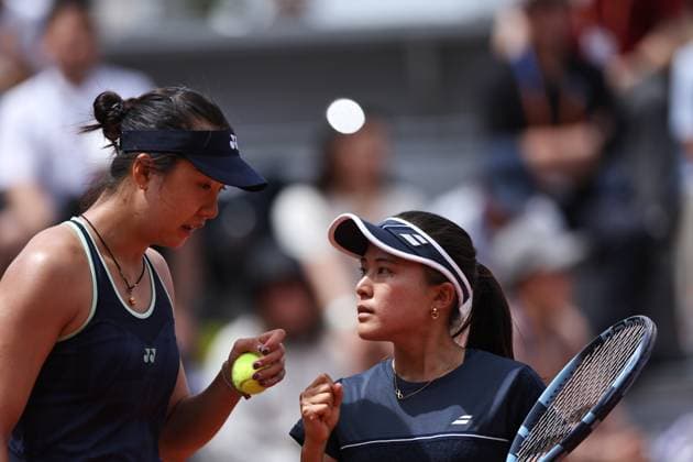 (250529) -- PARIS, May 29, 2025 -- Ninomiya Makoto (R) Tang Qianhui react during the women s doubles 1st round match between Ninomiya Makoto (Japan) Tang Qianhui (China) and Elixane Lechemia Harmony Tan of France at the French Open tennis tournament at Roland Garros, Paris, France, May 29, 2025. ) (SP)FRANCE-PARIS-TENNIS-FRENCH OPEN-WOMEN S DOUBLES LixJing 