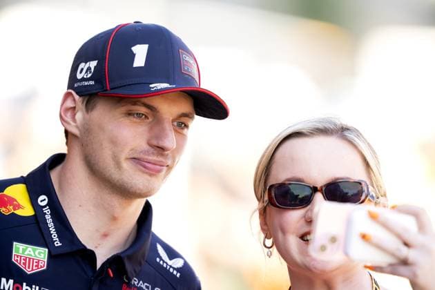 BARCELONA - Max Verstappen (Red Bull Racing) poses for a photo with a fan at the Circuit de Barcelona-Catalunya for media day ahead of the Spanish Grand Prix. ANP SANDER KING xVIxANPxSportx xxANPxIVx 528958396 originalFilename: 528958396.jpg