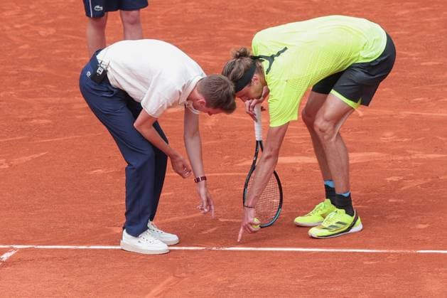 Alexander Zverev discusses with chair umpire about a ball imprint on the linesman Tennis French Open 2025 Roland Garros Paris France 29 May 2025 Copyright: xJuergenxHasenkopfx