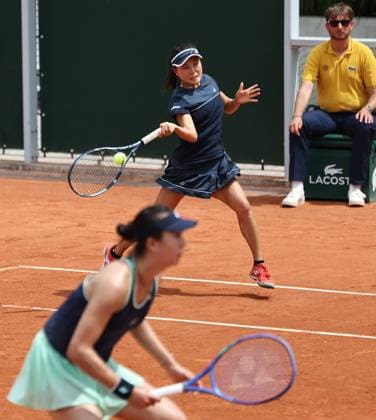 (250529) -- PARIS, May 29, 2025 -- Ninomiya Makoto (top) Tang Qianhui compete during the women s doubles 1st round match between Ninomiya Makoto (Japan) Tang Qianhui (China) and Elixane Lechemia Harmony Tan of France at the French Open tennis tournament at Roland Garros, Paris, France, May 29, 2025. ) (SP)FRANCE-PARIS-TENNIS-FRENCH OPEN-WOMEN S DOUBLES LixJing 
