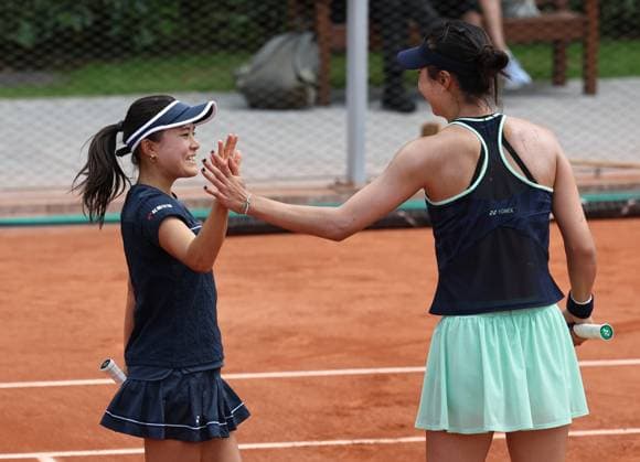 (250529) -- PARIS, May 29, 2025 -- Ninomiya Makoto (L) Tang Qianhui celebrate winning the women s doubles 1st round match between Ninomiya Makoto (Japan) Tang Qianhui (China) and Elixane Lechemia Harmony Tan of France at the French Open tennis tournament at Roland Garros, Paris, France, May 29, 2025. ) (SP)FRANCE-PARIS-TENNIS-FRENCH OPEN-WOMEN S DOUBLES LixJing 