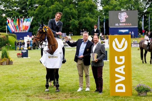 Bilder des Jahres 2025, Sport 05 Mai Sport Bilder des Tages HAMBURG - 94. Deutsches Spring- und Dressur DERBY 2025, HAMBURG - 94. Deutsches Spring- und Dressur DERBY 2025 SMOLDERS Harrie (NED), Mr. Tac, GEILFUSS Christoph (DVAG) Siegerehrung Prize giving ceremony Al Shira aa CSI5* Tour CSI5* - Championat of Hamburg Preis der Deutsche Vermögensberatung AG DVAG - Int. jumping competition with jump-off Qualification for the Grand Prix Hamburg, Jenischpark, Derby Park Klein Flottbek 29. May 2025 - *** HAMBURG 94 German Jumping and Dressage DERBY 2025, HAMBURG 94 German Jumping and Dressage DERBY 2025 SMOLDERS Harrie NED , Mr Tac, GEILFUSS Christoph DVAG Prize giving ceremony Prize giving ceremony Al Shira aa CSI5 Tour CSI5 Championat of Hamburg Preis der Deutsche Vermögensberatung AG DVAG Int jumping competition with jump off Qualification for the Grand Prix Hamburg, Jenischpark, Derby Park Klein Flottbek 29 May 2025
