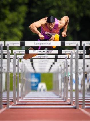 Sport Themen der Woche KW22 Bilder des Jahres 2025, Sport 05 Mai Auffahrtsmeeting; Langenthal, 29.05.2025 Joseph Jason (LC Therwil, 605), 110 m hurdles Auffahrtsmeeting in Langenthal, 29.05.2025 *** Auffahrtsmeeting Langenthal, 29 05 2025 Joseph Jason LC Therwil, 605 , 110 m hurdles Auffahrtsmeeting in Langenthal, 29 05 2025 Copyright: xBEAUTIFULxSPORTS UlfxSchillerx