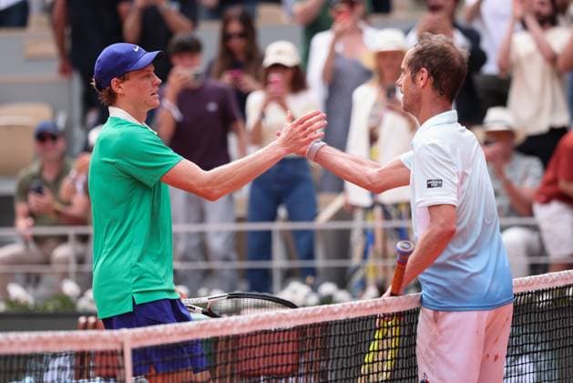 R L Richard Gasquet congratulates the winner, Jannik Sinner ITA Tennis French Open 2025 Roland Garros Paris France 29 May 2025 Copyright: xJuergenxHasenkopfx