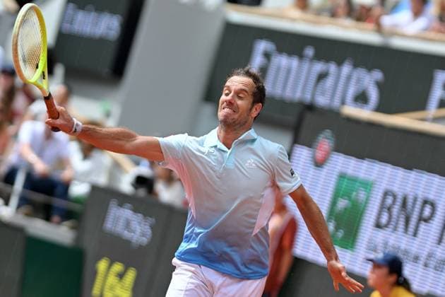 French Open - Richard Gasquet Gets Commemorative Trophy Richard Gasquet of France holds his commemorative trophy, given to him by Tournament Director Amelie Mauresmo, after he played his final game before retirement on Day Five of the 2025 French Open at Roland Garros on May 29, 2025 in Paris, France. Photo by Franck Castel ABACAPRESS.COM Paris Roland Garros France  Copyright: xCastelxFranck ABACAx