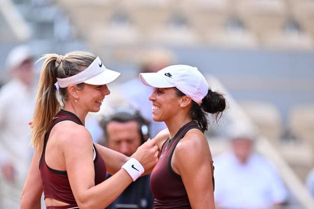 2025 Roland-Garros - Day 5 PARIS, FRANCE - MAY 29: Madison Keys of the United States (R) and Katie Boulter of the United Kingdom (L) share a moment after their Women’s Singles Second Round match on Day Five of the 2025 French Open at Roland Garros in Paris, France, on May 29, 2025. Mustafa Yalcin Anadolu Paris France. Editorial use only. Please get in touch for any other usage.  Copyright: x2025xAnadoluxMustafaxYalcinx