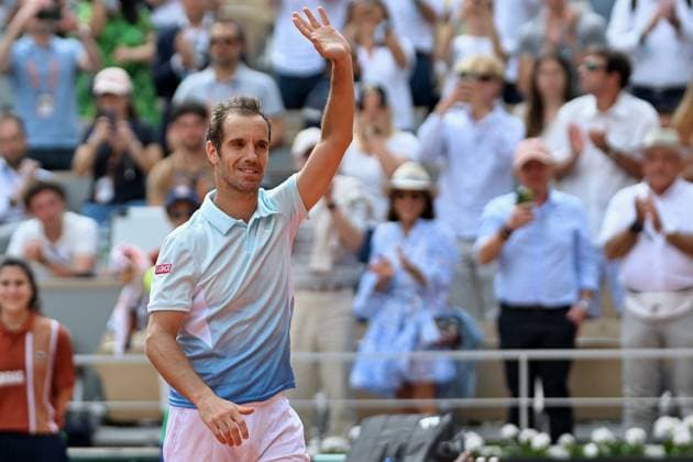 French Open - Richard Gasquet Gets Commemorative Trophy Richard Gasquet of France holds his commemorative trophy, given to him by Tournament Director Amelie Mauresmo, after he played his final game before retirement on Day Five of the 2025 French Open at Roland Garros on May 29, 2025 in Paris, France. Photo by Franck Castel ABACAPRESS.COM Paris Roland Garros France  Copyright: xCastelxFranck ABACAx