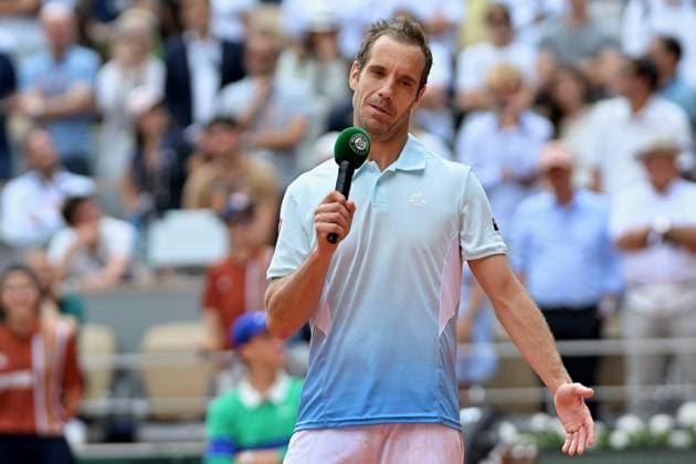 French Open - Richard Gasquet Gets Commemorative Trophy Richard Gasquet of France holds his commemorative trophy, given to him by Tournament Director Amelie Mauresmo, after he played his final game before retirement on Day Five of the 2025 French Open at Roland Garros on May 29, 2025 in Paris, France. Photo by Franck Castel ABACAPRESS.COM Paris Roland Garros France  Copyright: xCastelxFranck ABACAx