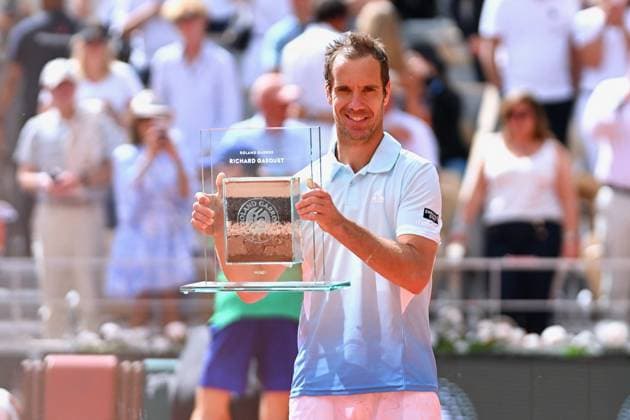 Sport Themen der Woche KW22 Bilder des Jahres 2025, Sport 05 Mai French Open - Richard Gasquet Gets Commemorative Trophy Richard Gasquet of France holds his commemorative trophy, given to him by Tournament Director Amelie Mauresmo, after he played his final game before retirement on Day Five of the 2025 French Open at Roland Garros on May 29, 2025 in Paris, France. Photo by Franck Castel ABACAPRESS.COM Paris Roland Garros France  Copyright: xCastelxFranck ABACAx