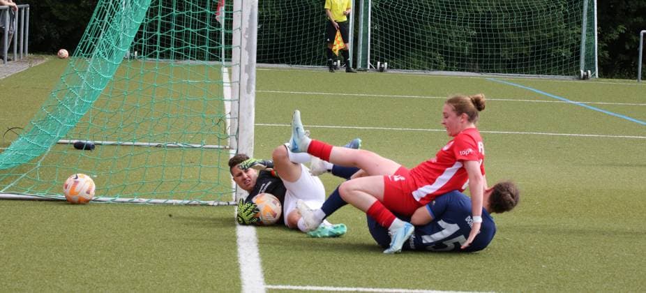 29 05 2025 xmgoodx Offenbach am Main, Soccer Hessenpokal 2024 2025 Semifinal Women Kickers Offenbach OFC FSV Hessen Wetzlar Ann Kathrin Seiler 11, OFC Women against Anna Lotte Donner and goalkeeper Janina Beffart FSV Hessen Wetzlar