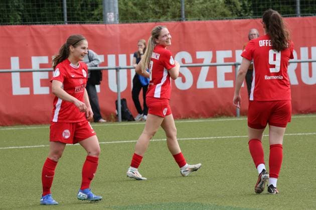 29 05 2025 xmgoodx Offenbach am Main, Soccer Hessenpokal 2024 2025 Semifinal Women Kickers Offenbach OFC FSV Hessen Wetzlar Goal celebration after the 3 0 by Leonie Gosch 8, OFC Women here with Franziska Marie Riepl 3, OFC Women and Adelina Zekaj 9, OFC Women