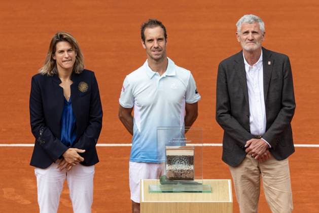 Richard Gasquet reçoit les honneurs du court Philippe Chatrier pour le dernier match de sa carrière lors des Internationaux de France de Tennis de Roland Garros 2025 Amélie Mauresmo, directrice du tournoi, Richard Gasquet et Gilles Moretton, président de la FFT - R.Gasquet reçoit les honneurs du court Philippe Chatrier pour le dernier match de sa carrière lors des Internationaux de France de Tennis de Roland Garros 2025, le 29 mai 2025, après 23 ans de carrière. Pour sa dernière rencontre, le Français s est incliné face à l Italien J.Sinner ((6-3, 6-0, 6-4). Moreau Jacovides Bestimage R. Gasquet takes the honors of the Philippe Chatrier court for the last match of his career at the French Open Tennis Championships at Roland Garros 2025, on May 29, 2025, after 23 years of career. In his last match, the Frenchman lost to the Italian J. Sinner (6-3, 6-0, 6-4). Paris inconnu Copyright: xJACOVIDES-MOREAUx xBESTIMAGExJACOVIDES-MOREAUx xBESTIMAGEx